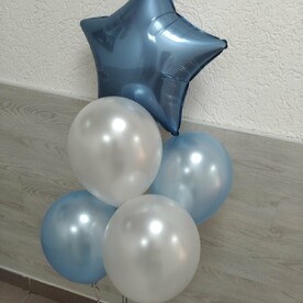 Салют из латексных шаров и фольгированной звезды с гелием на грузе "Бело голубой"