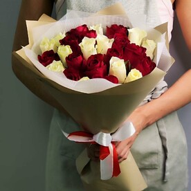 25 красных и белых роз 40 см