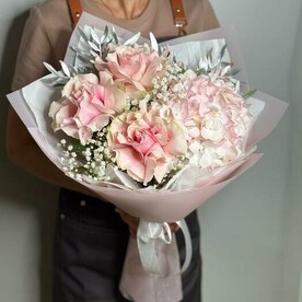 Букет из французских роз и гортензии