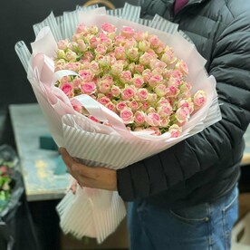 Букет из 29 кустовых роз