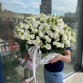 Букет из 29 эустомы в корзине