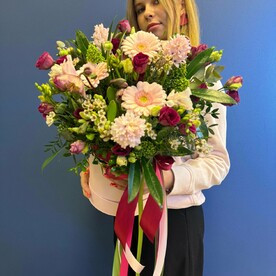 Коробка из эвкалипта,хелеборуса,хамелациума,фрезии,лизиантуса и герминин