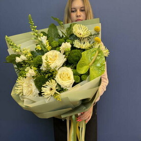 Букет из антуриума, герберы Даймонд, роз пионовидных, антиринума, фрезии