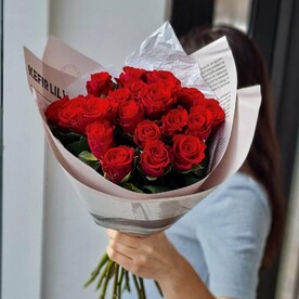 Букет из 19 красных роз в дизайнерской упаковке
