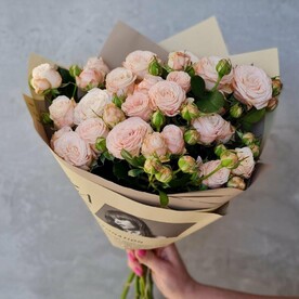 Букет роз в дизайнерской упаковке