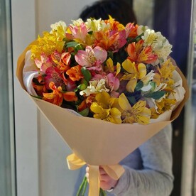 Букет из 15 альстромерий в дизайнерской упаковке