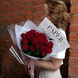 Букет из 19 красных роз в дизайнерской упаковке