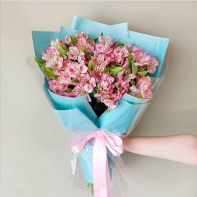 Букет из 7 розовых альстромерий в дизайнерской упаковке