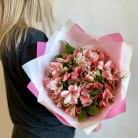 Букет из 7 альстромерий в дизайнерской упаковке