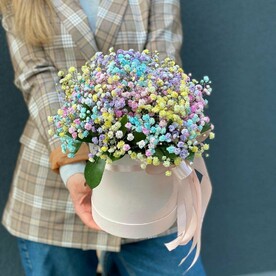 Композиция гипсофилы в шляпной коробке