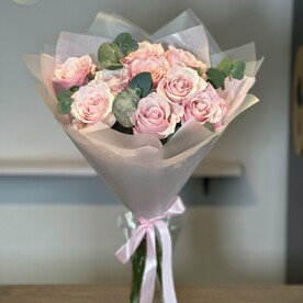 Розовые розы с эвкалиптом