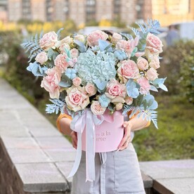 Большая коробка с гортензией и розами