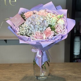 Гортензия с розами и гвоздиками