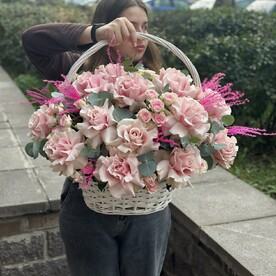 Корзина с розовыми розами