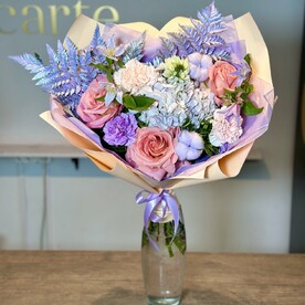Букет с сиреневой гортензией и  персиковыми розами