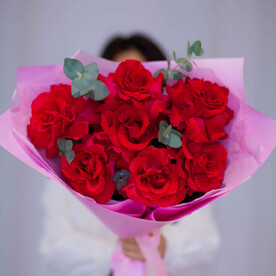 Малиновые французские розы