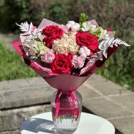 Яркий букет с французскими розами и гортензией