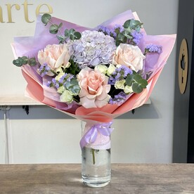 Воздушный букет с гортензией и французскими розами