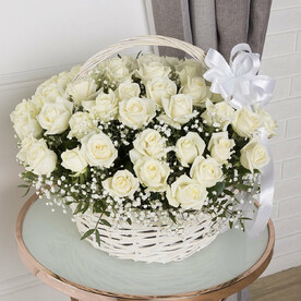 Корзинка белых роз с гипсофилой