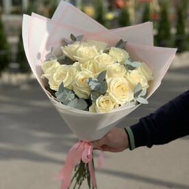 Букет из белых роз с эвкалиптом