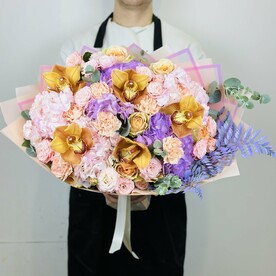 Авторский букет с оранжевыми орхидеями