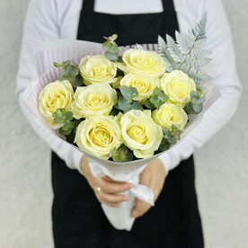 Букет из 9 белых роз с эвкалиптом