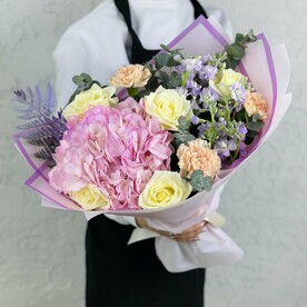 Сборный букет с гортензией и маттиолой