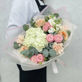 Сборный букет пионовидными розами гравити