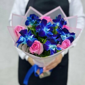 Синие орхидеи с розовыми розами