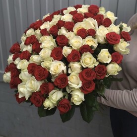Букет из 101 красно-белой розы