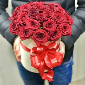 29 красных роз в коробке