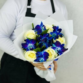 Букет из синих орхидей  и белых роз