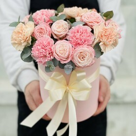 Пионовидные розы. Диантусы. Цветы в коробке.