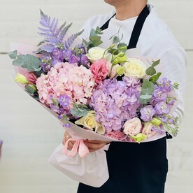 Авторский букет с гортензиями и розами