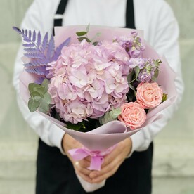 Букет с пионовидными розами и гортензиями