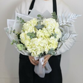 Букет из 3-х белых гортензий с эвкалиптом