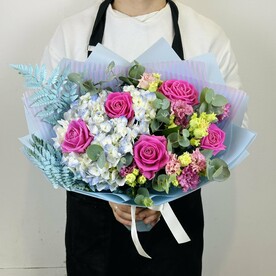 Авторский букет с розовыми розами