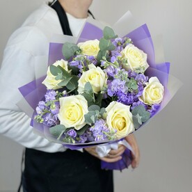 Букет из ароматной маттиолы и роз