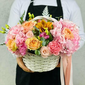 Авторская корзина с пионовидными розами