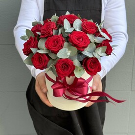 Розы красные в коробке с эвкалиптом