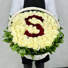 Корзина из 101 розы с буквой/цифрой на выбор