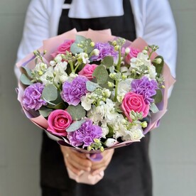 Яркий букет с розовыми розами