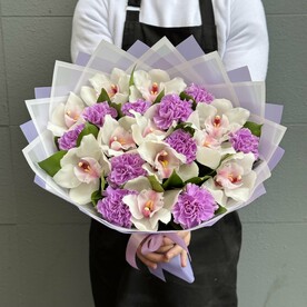 Букет королевских орхидей и диантусов