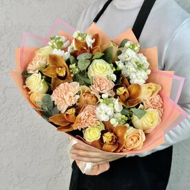 Сборный букет с розами и маттиолой