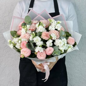 Букет ароматных маттиол и пионовидных роз