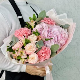 Нежный букет с розами и альстромериями