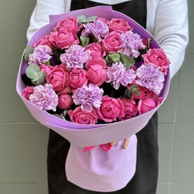 Сборный букет пионовидных роз и лунных диантусов