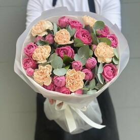 Микс из пионовидных роз и диантусов