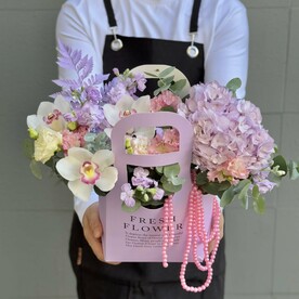 Нежная композиция в сумочке с орхидеями