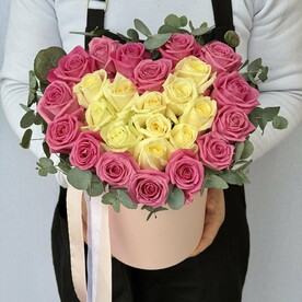 Сердце из розовых и белых роз